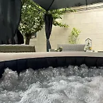 Jacuzzi A L'abri Des Vents بيت للعطل