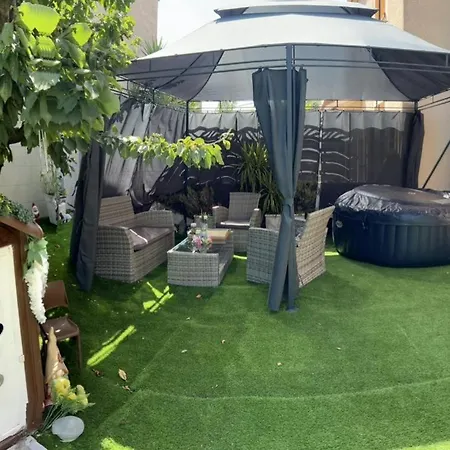 Jacuzzi A L'abri Des Vents Hébergement de vacances *