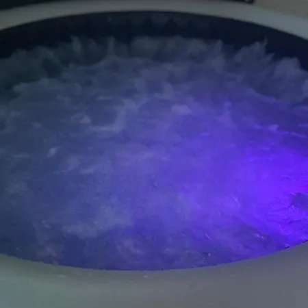 Jacuzzi A L'abri Des Vents *