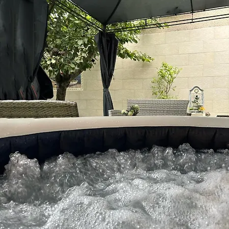 Jacuzzi A L'abri Des Vents Hébergement de vacances