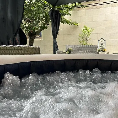 Jacuzzi A L'abri Des Vents Hébergement de vacances Carcassonne